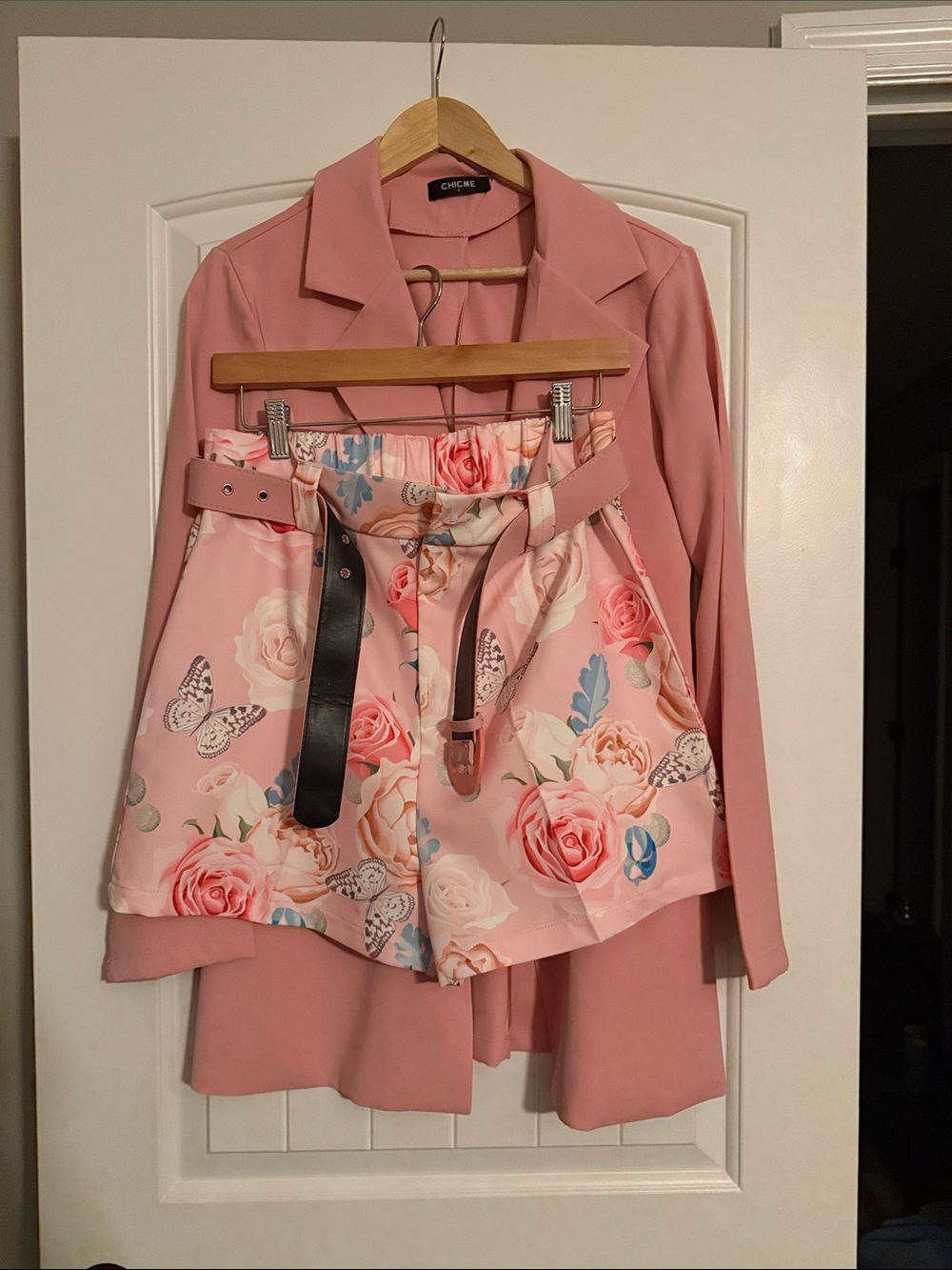 chic Pink Floral Mini Skirt with Contrast Belt